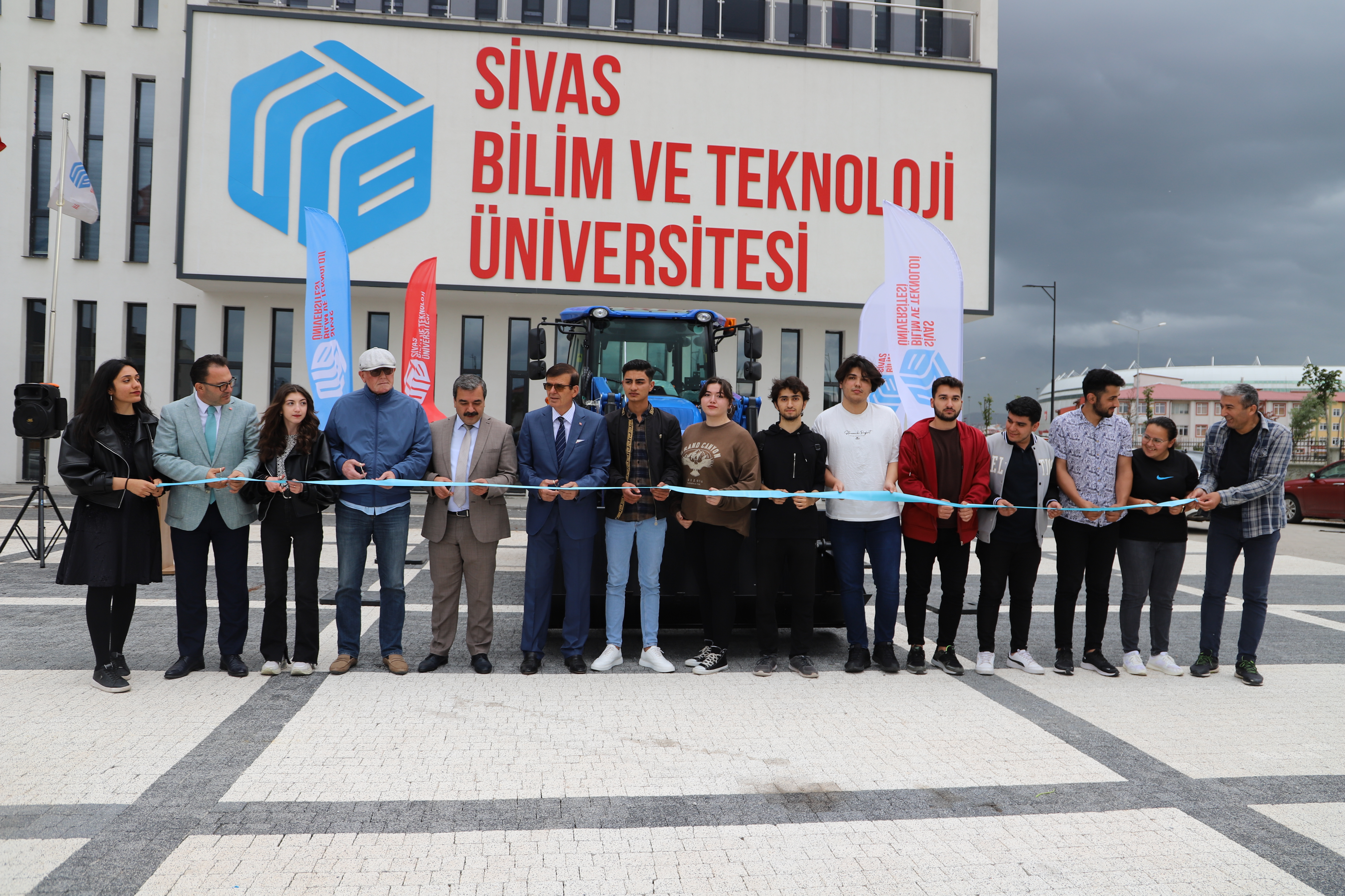 Murat Eğitim Ticaret Ve Sanayi Limited Şirketi Sivas Bilim Ve Teknoloji Üniversitesine Traktör Bağışında Bulundu