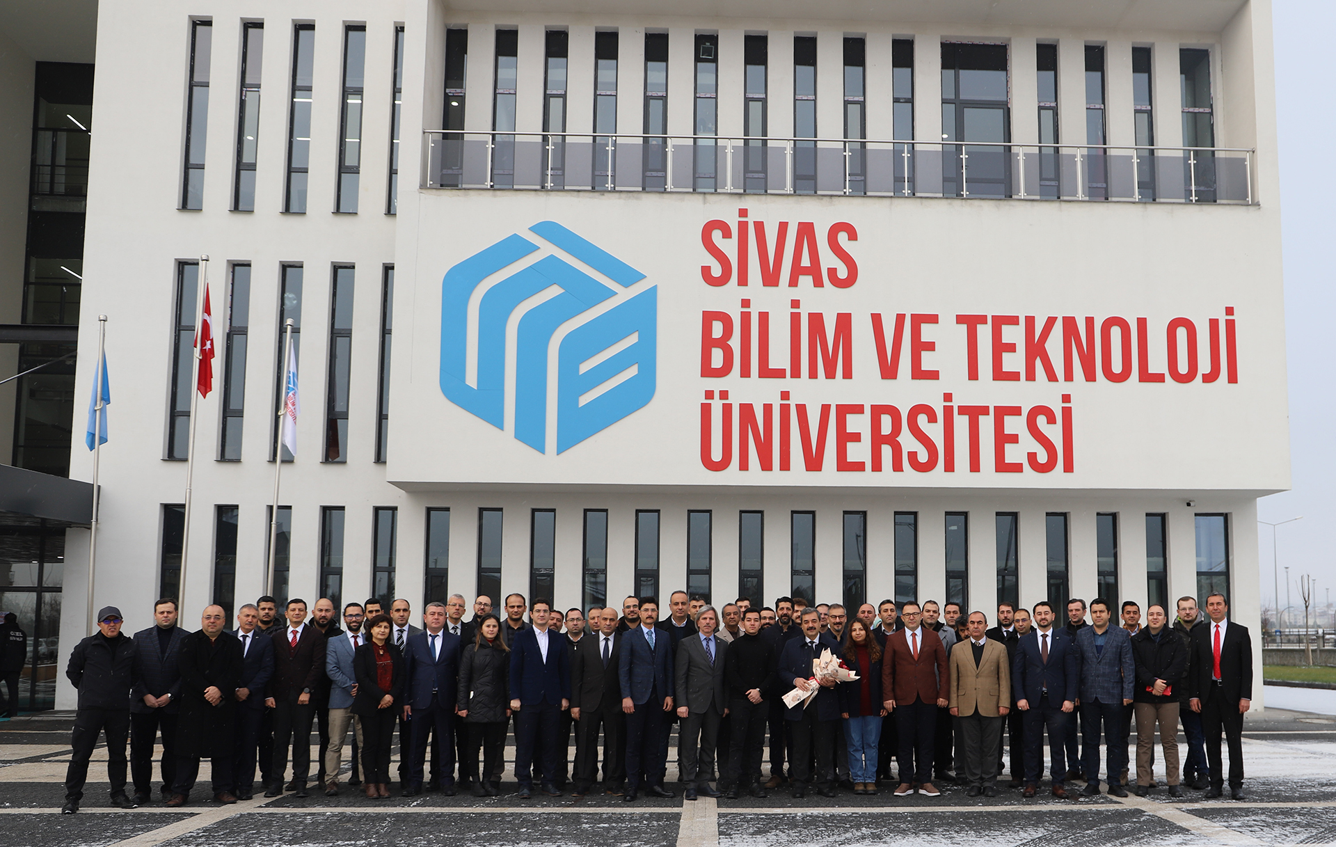 SBTÜ Rektörü Prof. Dr. Mehmet Kul, Çiçeklerle Karşılandı